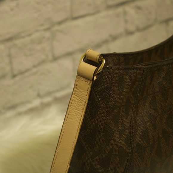 Michael Kors Fulton Messenger - Picture 10 of 16